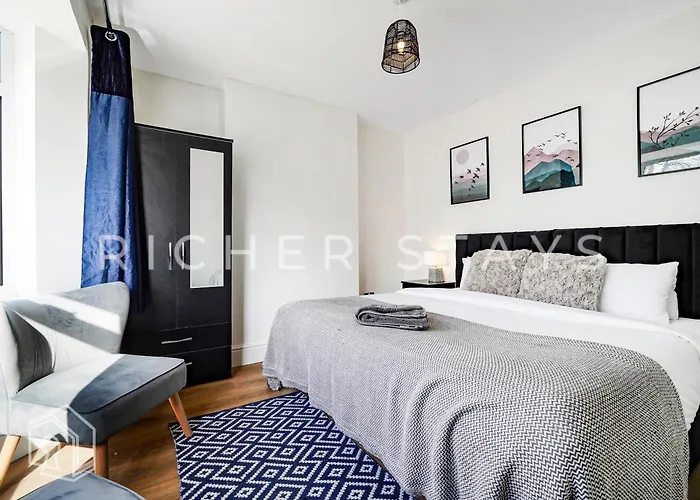 Watford Large 5Br Home - Contractors & Families