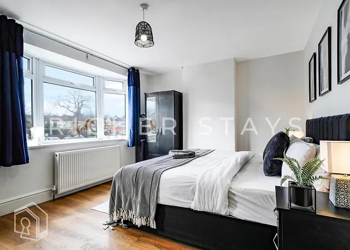 Watford Large 5Br Home - Contractors & Families