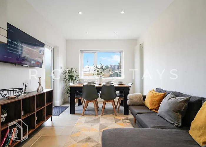 Watford Large 5Br Home - Contractors & Families