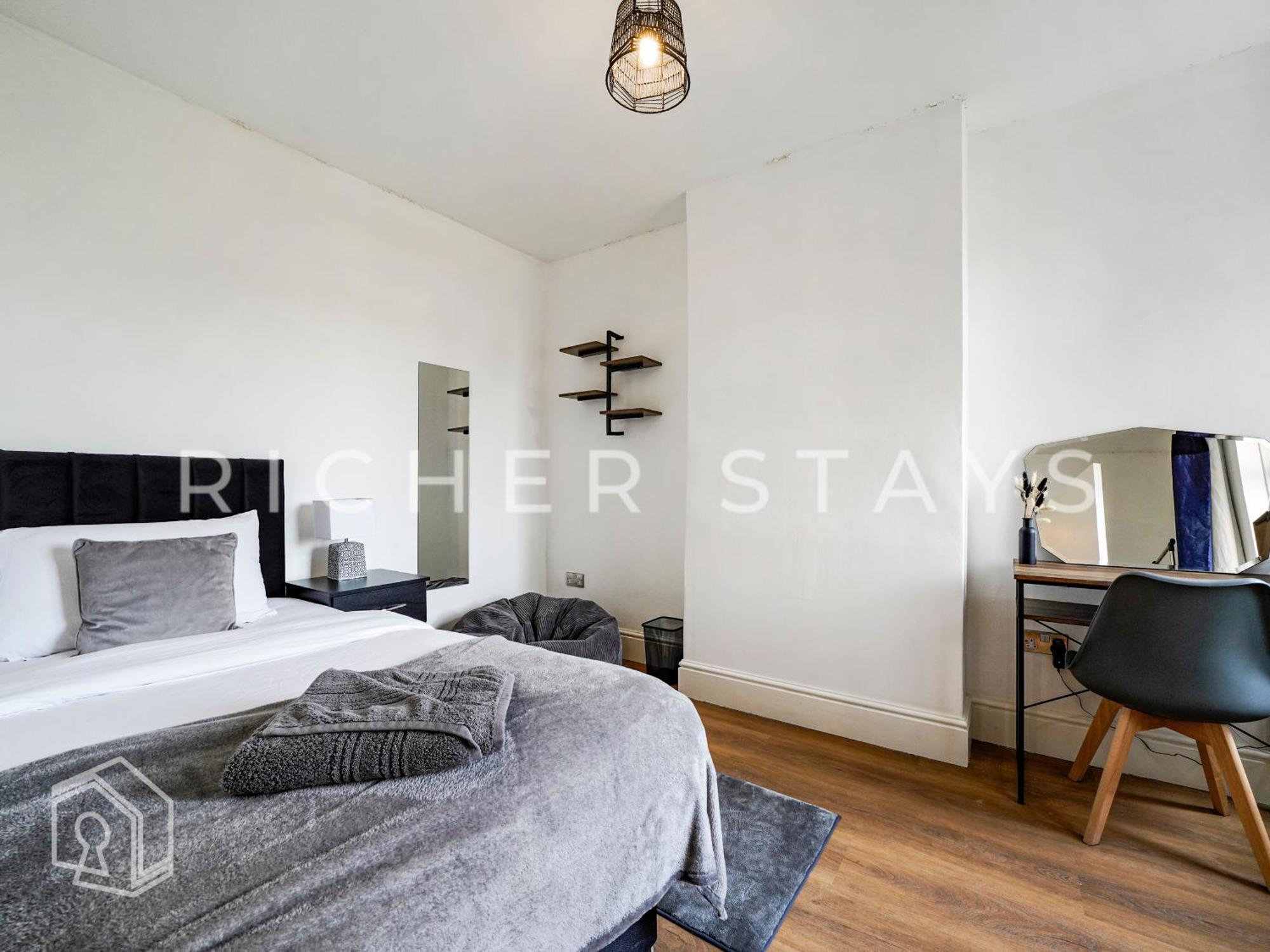 Watford Large 5Br Home - Contractors & Families *