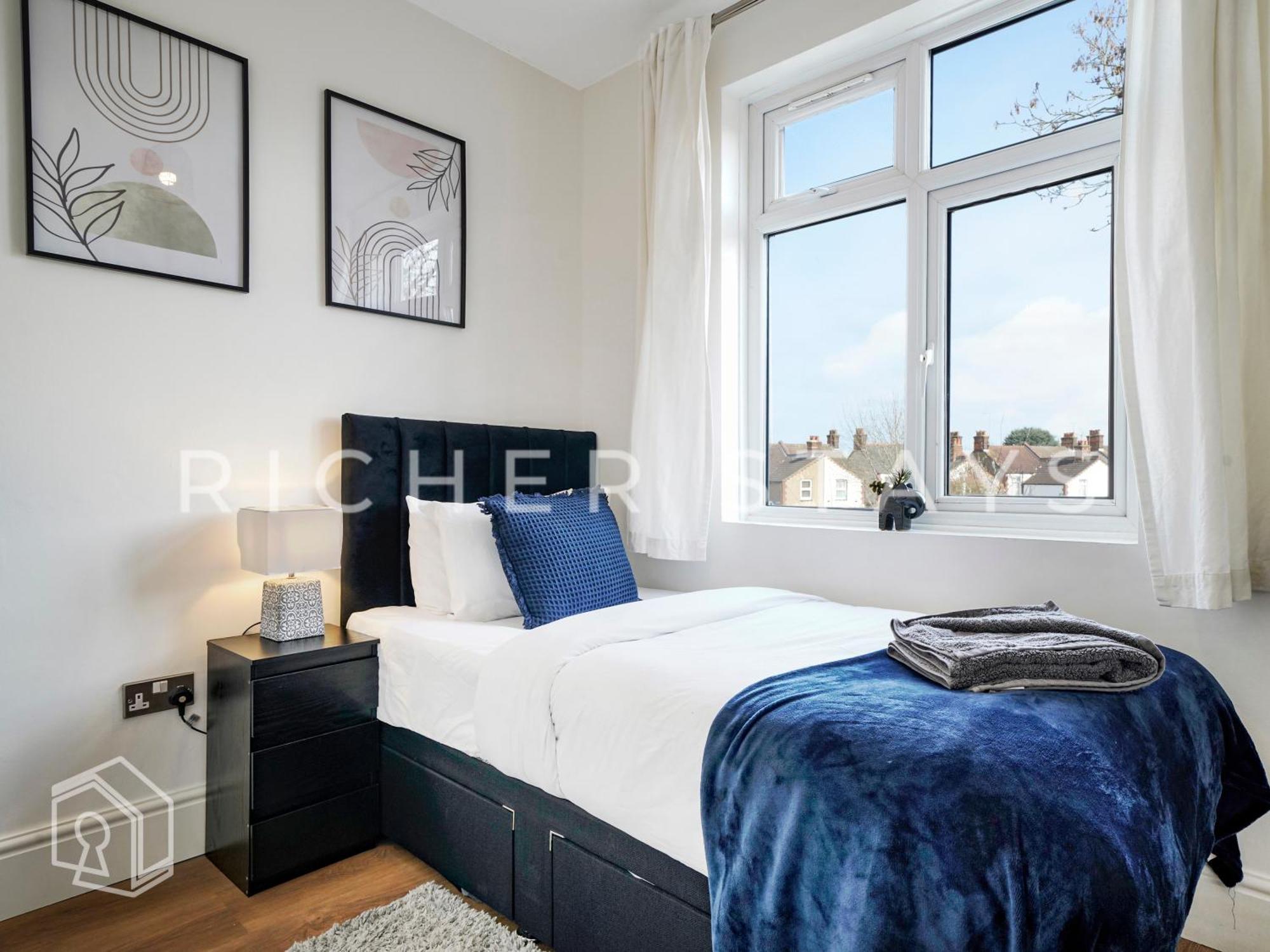 Watford Large 5Br Home - Contractors & Families Holiday home