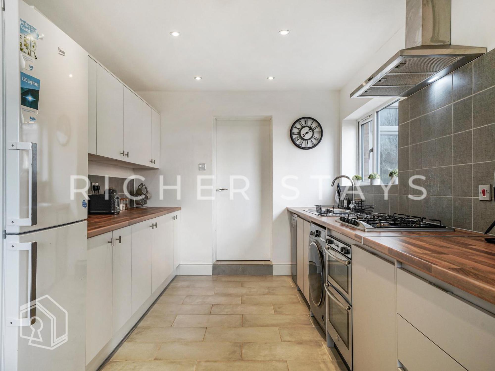 Watford Large 5Br Home - Contractors & Families
